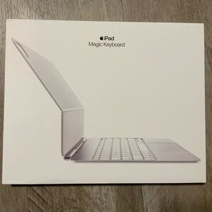 (Bin 4)  Apple iPad Magic Keyboard in Silver, for IPad Pro 13